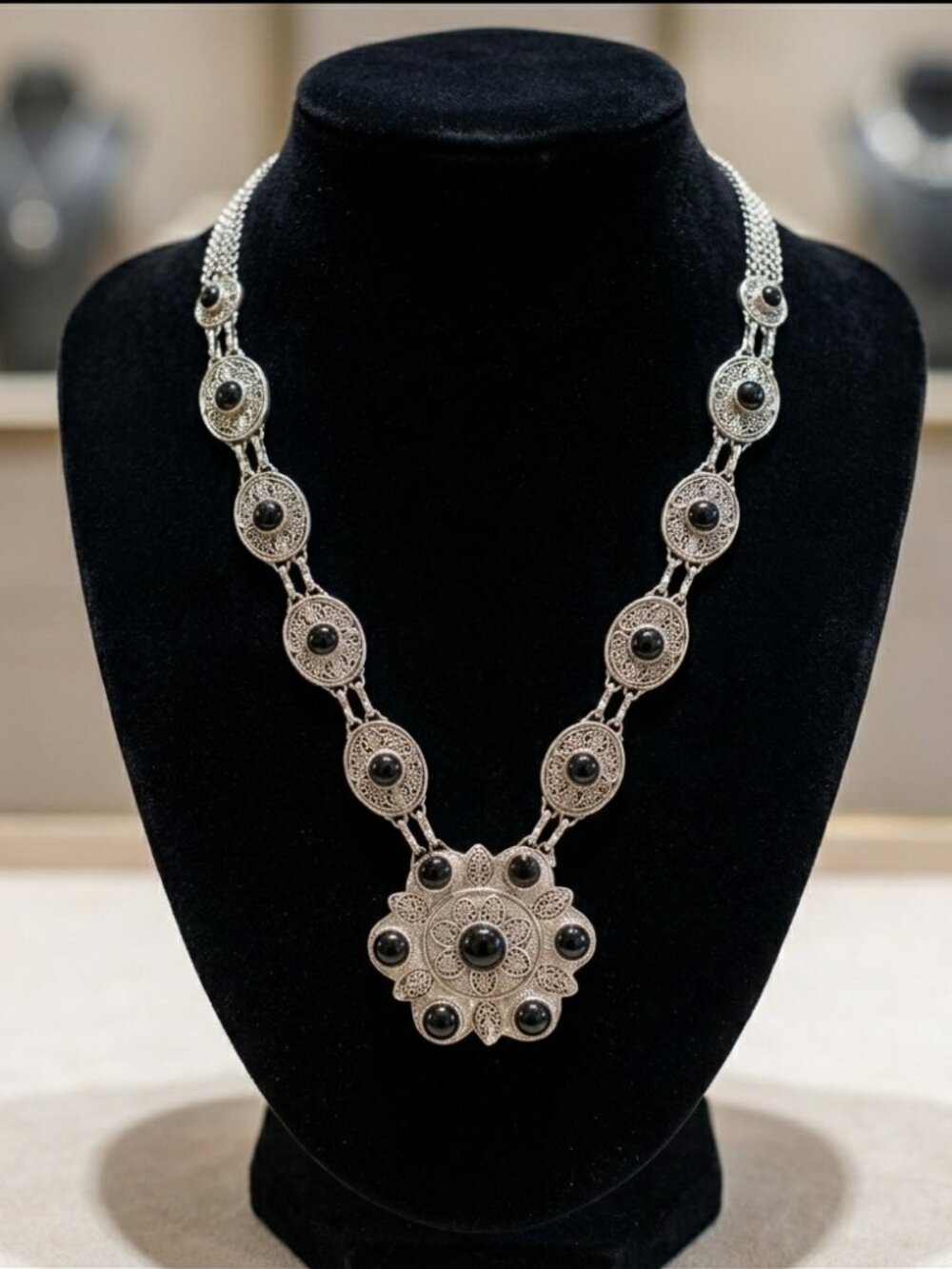 Vintage Silvertone Faux Onyx Cabochon Filigree Floral Collar Statement Necklace